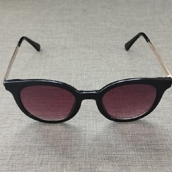 Oscar de la Renta Accessories - Oscar de la Renta Black Sunglasses with Gold Accents
